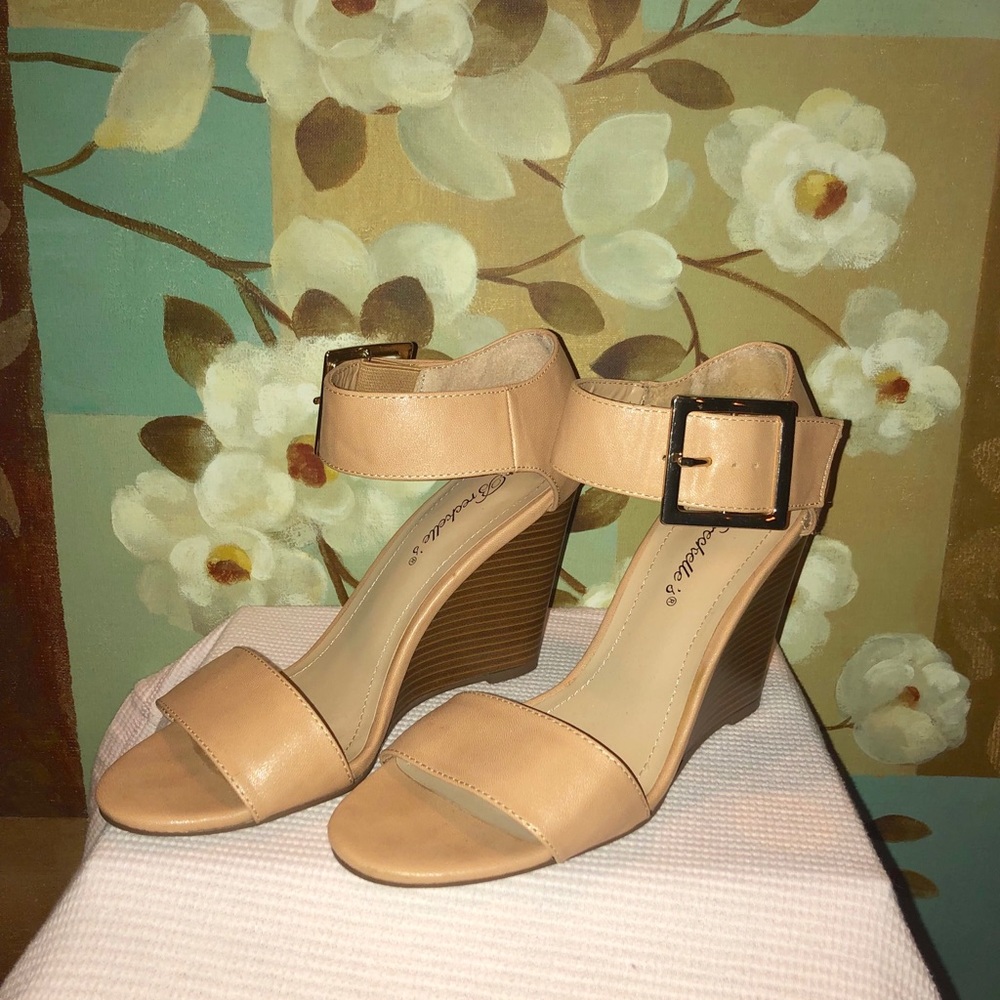 Breckelles tan sandal wedge heels